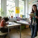 Suecia se desmarca de la Agenda 2030 retirando tecnología innecesaria de las aulas y recuperando los libros de texto
