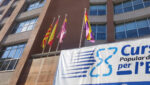 El Ayuntamiento de Sant Adrià retira la bandera republicana de su fachada tras la presión de VOX