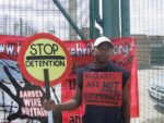 Un inmigrante congoleño que se hizo viral por protestar con un cartel que decía «los inmigrantes no son criminales» se declara culpable de violar a una niña de 15 años